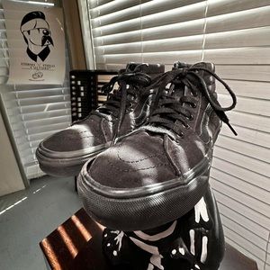 All black high top vans 🦇
6.5M 8W